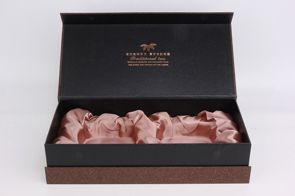 上海广告扑克印刷印刷公司排名！上海凡宏实业有限公司和上海易迅服饰有限公司等评分较高！